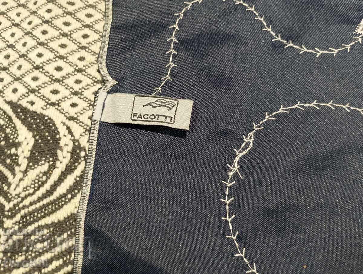 Ένα μικρό τραπεζομάντιλο με τιμή € 1.00 | 1.96 BGN