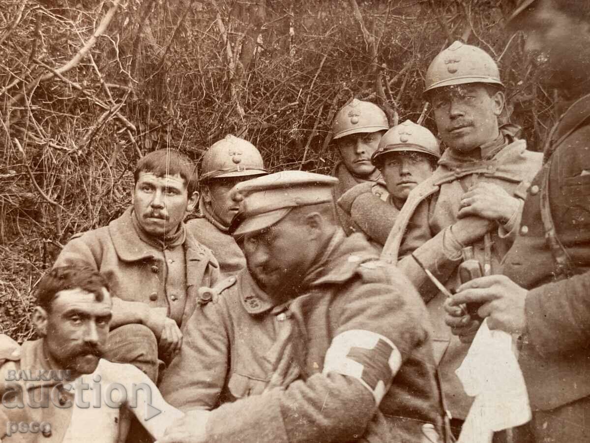 Sanitar acordă ajutor unui sârb rănit deținuți de francezi? - 5