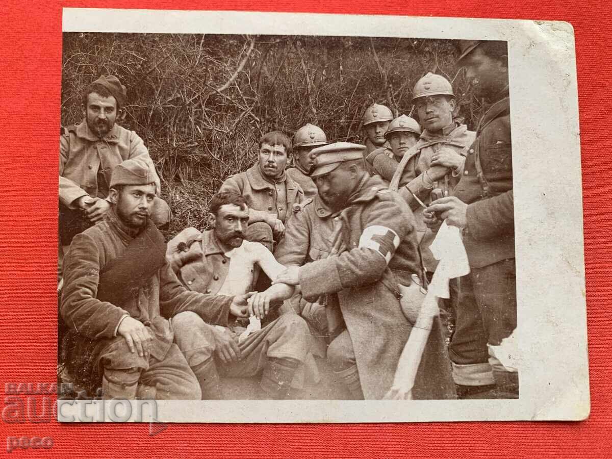 Sanitar acordă ajutor unui sârb rănit deținuți de francezi?