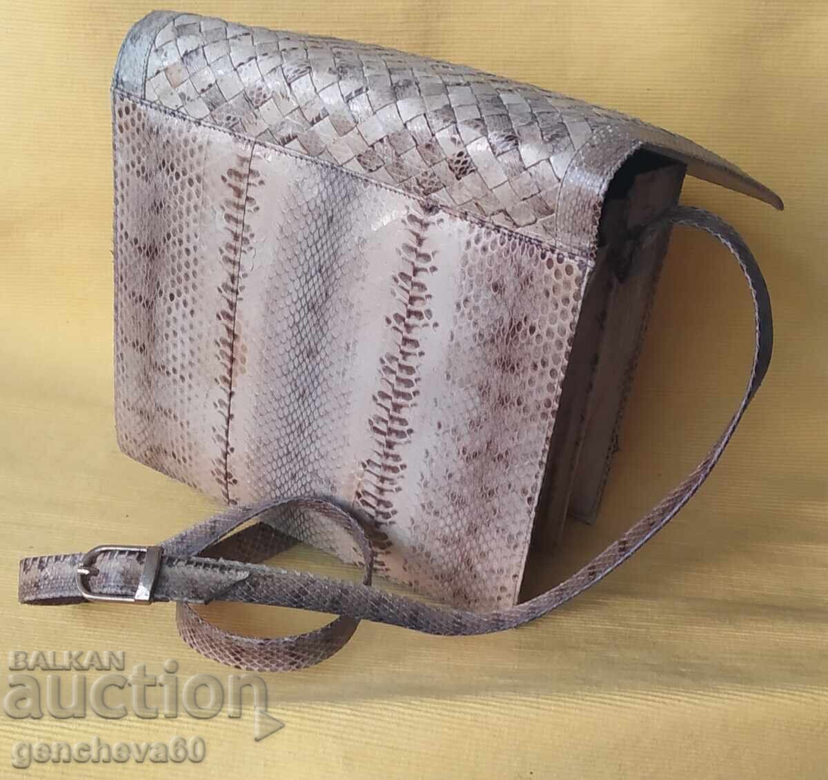 Geantă elegantă de damă din piele de șarpe cu preț € 40.00 | 78.23 BGN