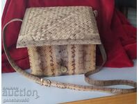 Κομψή γυναικεία τσάντα από δέρμα φιδιού