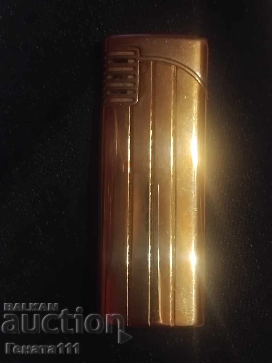 Доставка на Рядка колекционерска запалка позлата
