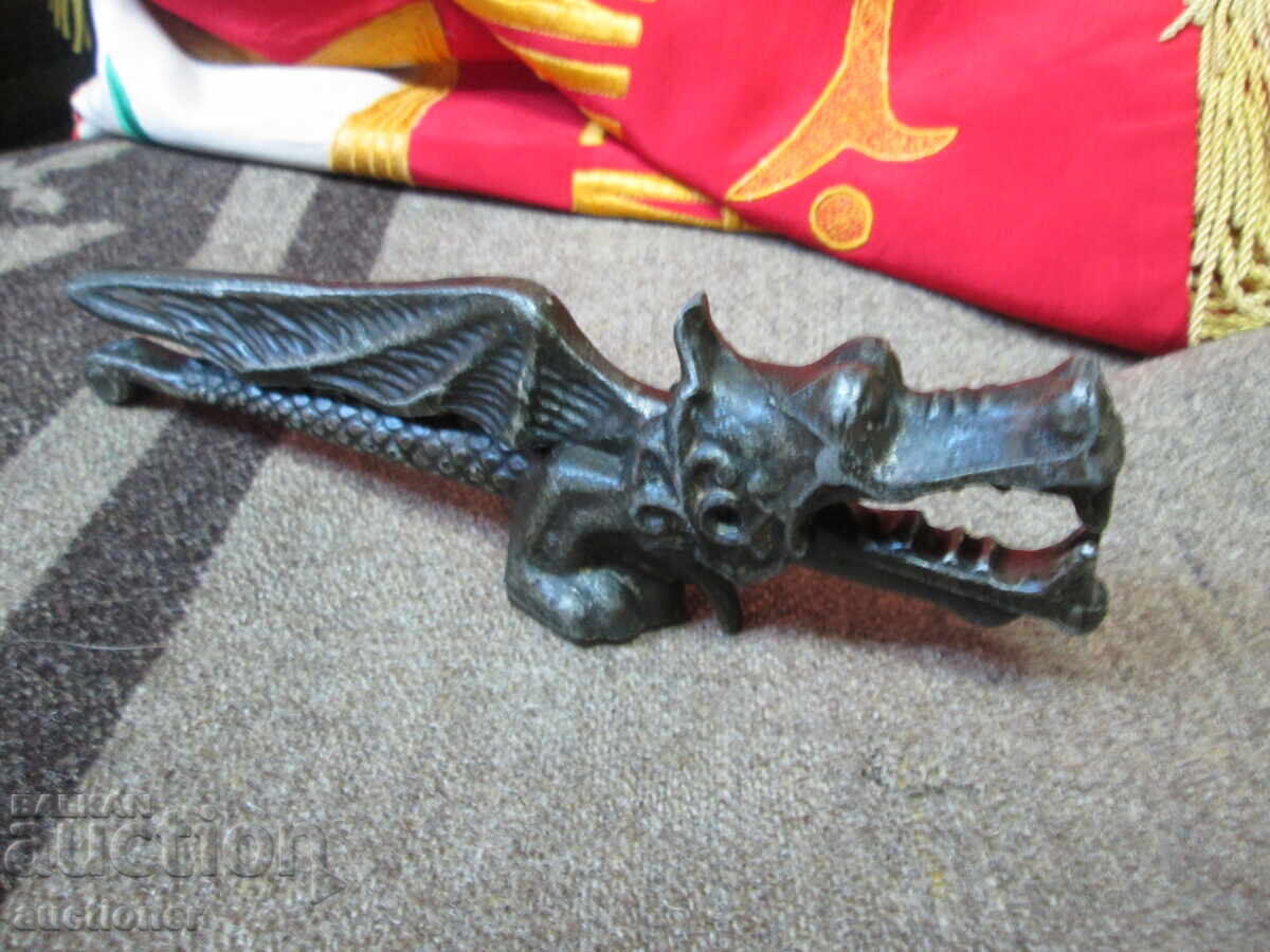 Livrarea SPĂRGĂTOR DE NUCI CU DECORAȚIE DE DRAGON