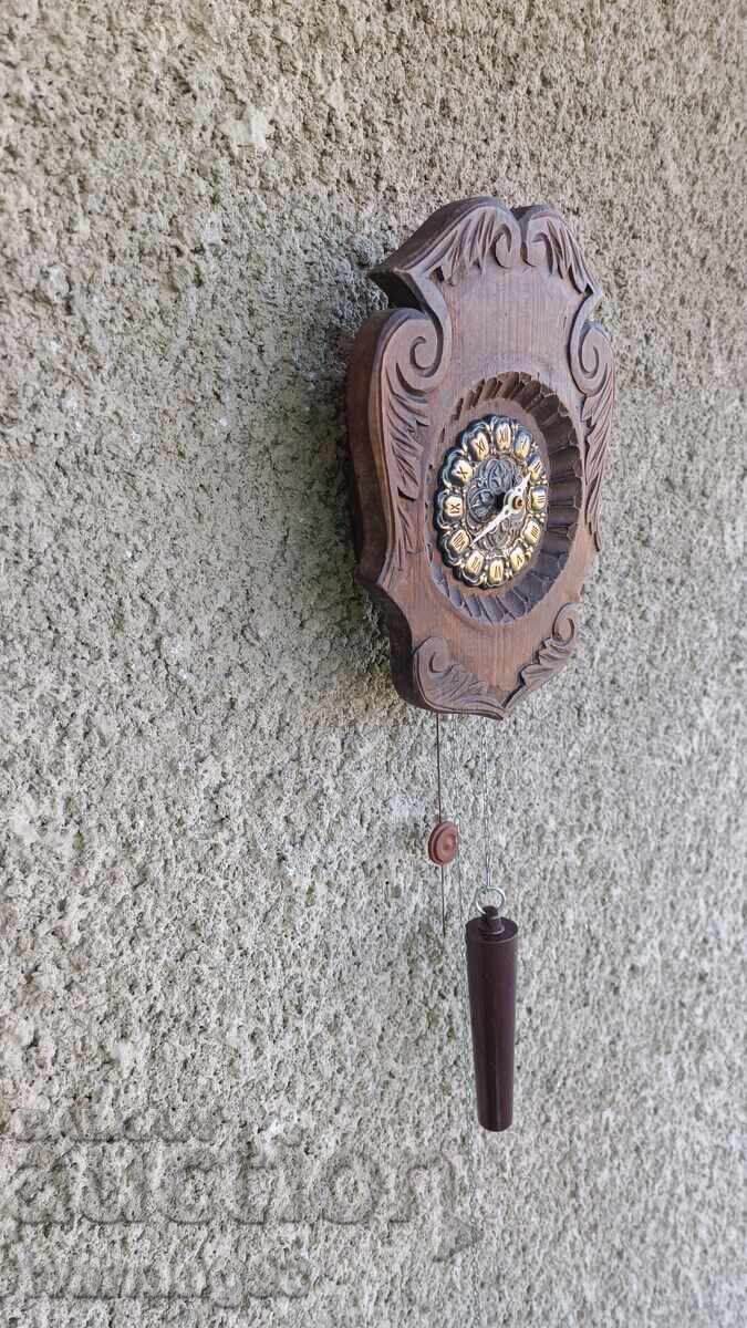 Livrarea Ceas de perete german - sculptură în lemn cu cadran din alamă