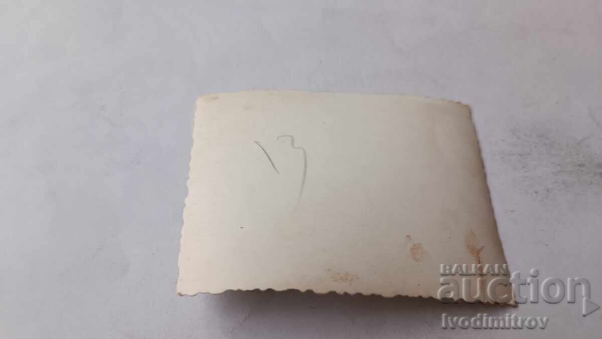 Fotografie Bărbat și femeie lângă urs împăiat cu preț € 0.88 | 1.72 BGN