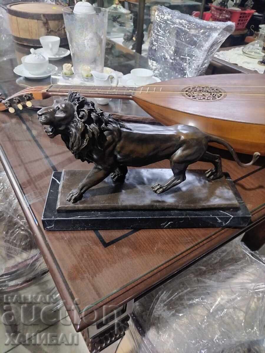 FIGURĂ DE LEU DIN BRONZ CU POSTAMENT DE MARMURĂ cu preț € 600.00 | 1173.50 BGN
