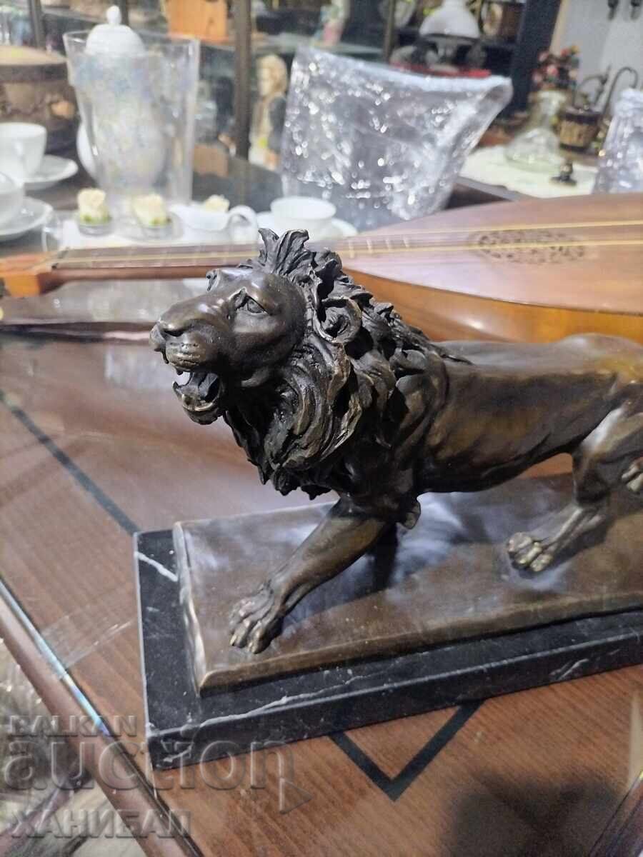 Licitație FIGURĂ DE LEU DIN BRONZ CU POSTAMENT DE MARMURĂ