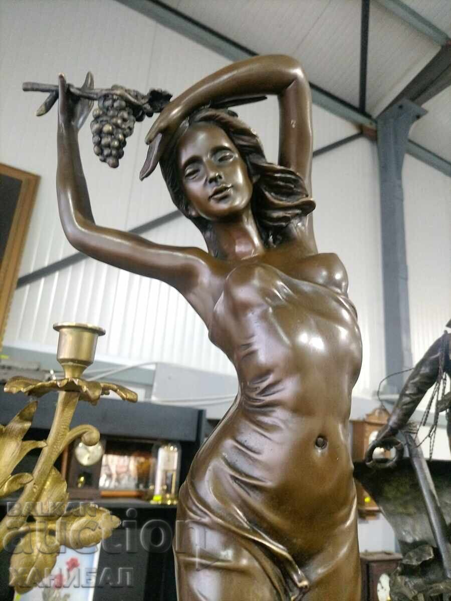 MARE FIGURĂ DE BRONZ DE AUTOR A UNEI FEMEI cu preț € 850.00 | 1662.46 BGN