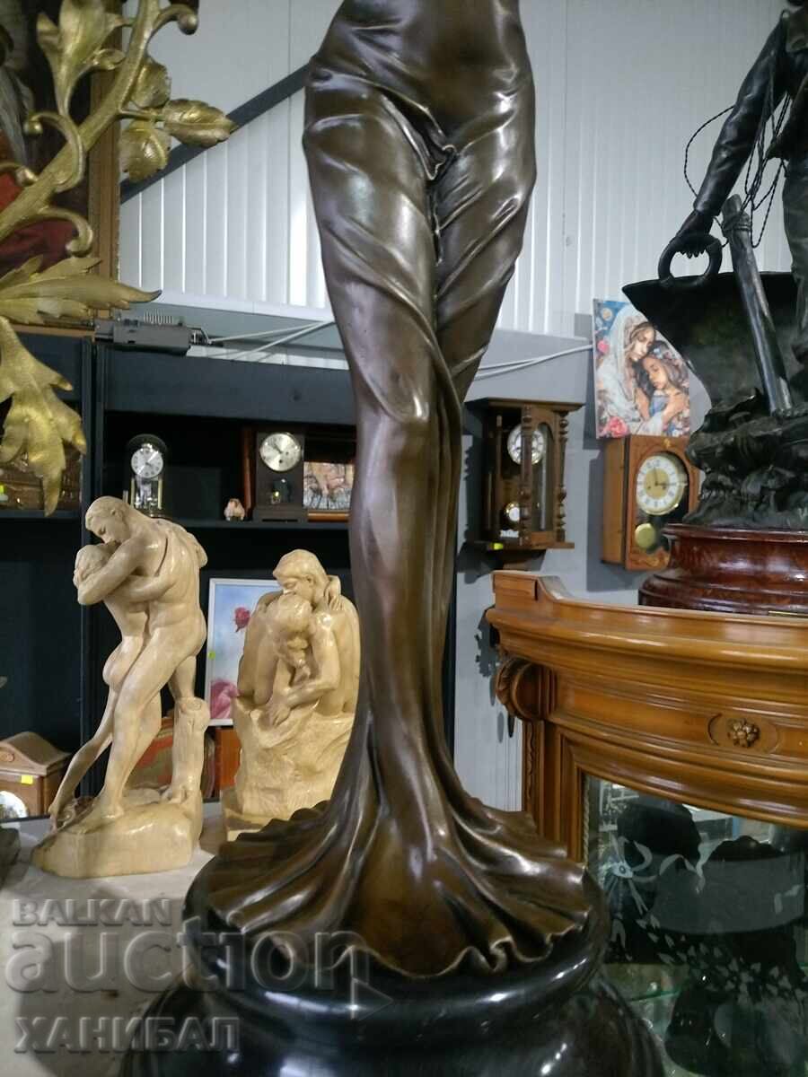Licitație MARE FIGURĂ DE BRONZ DE AUTOR A UNEI FEMEI