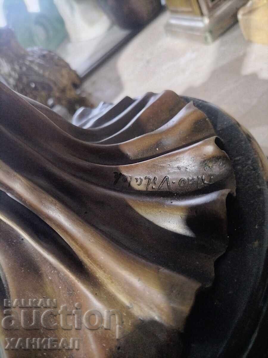 Livrarea MARE FIGURĂ DE BRONZ DE AUTOR A UNEI FEMEI