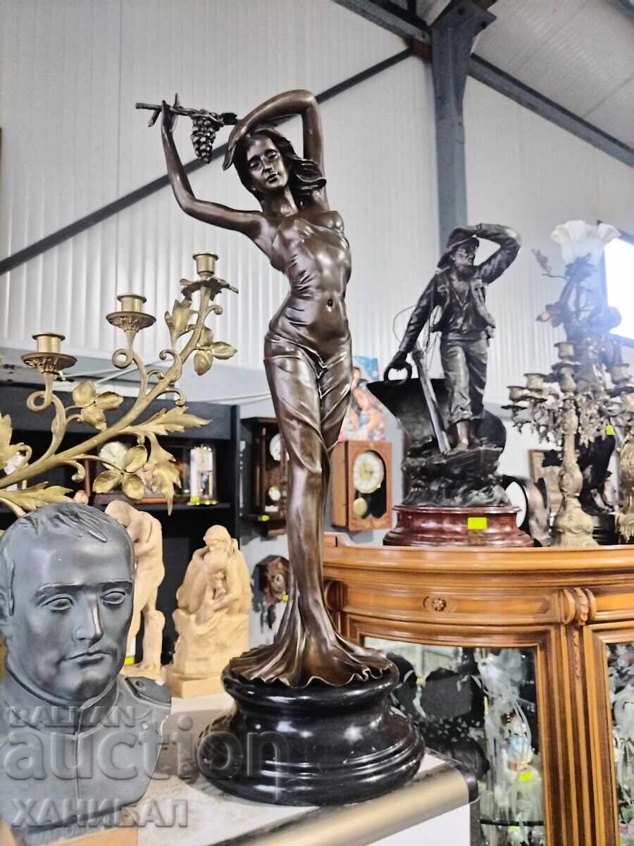 MARE FIGURĂ DE BRONZ DE AUTOR A UNEI FEMEI