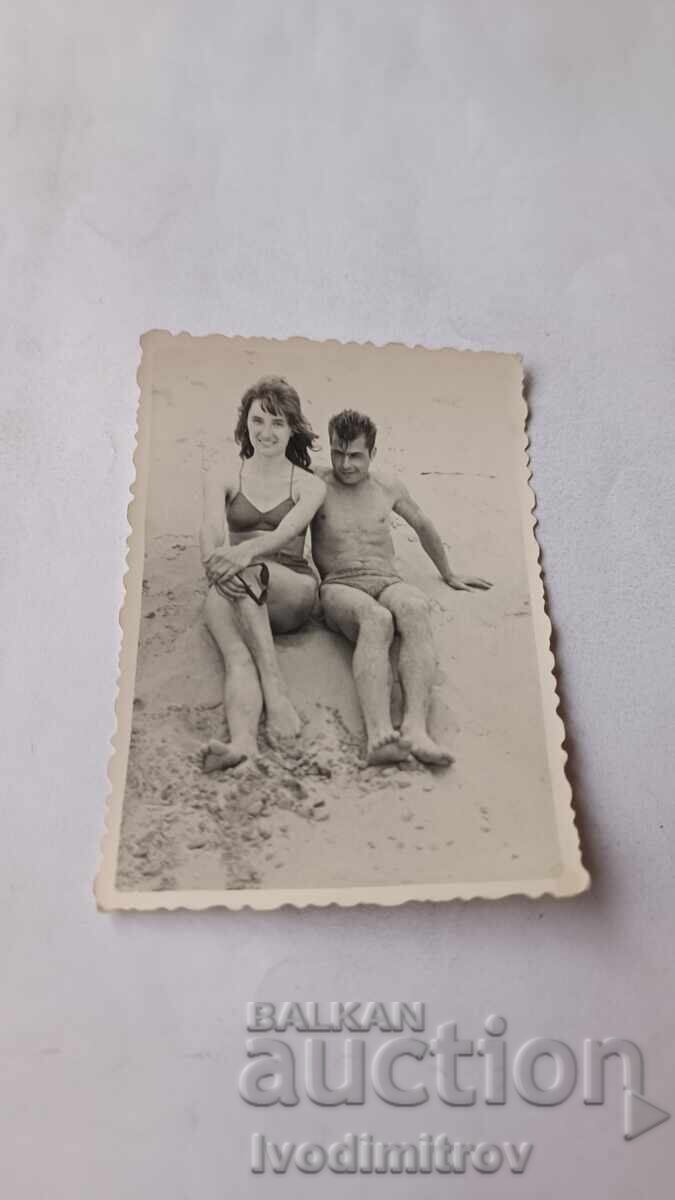 Fotografie: Tânăr și tânără pe plajă