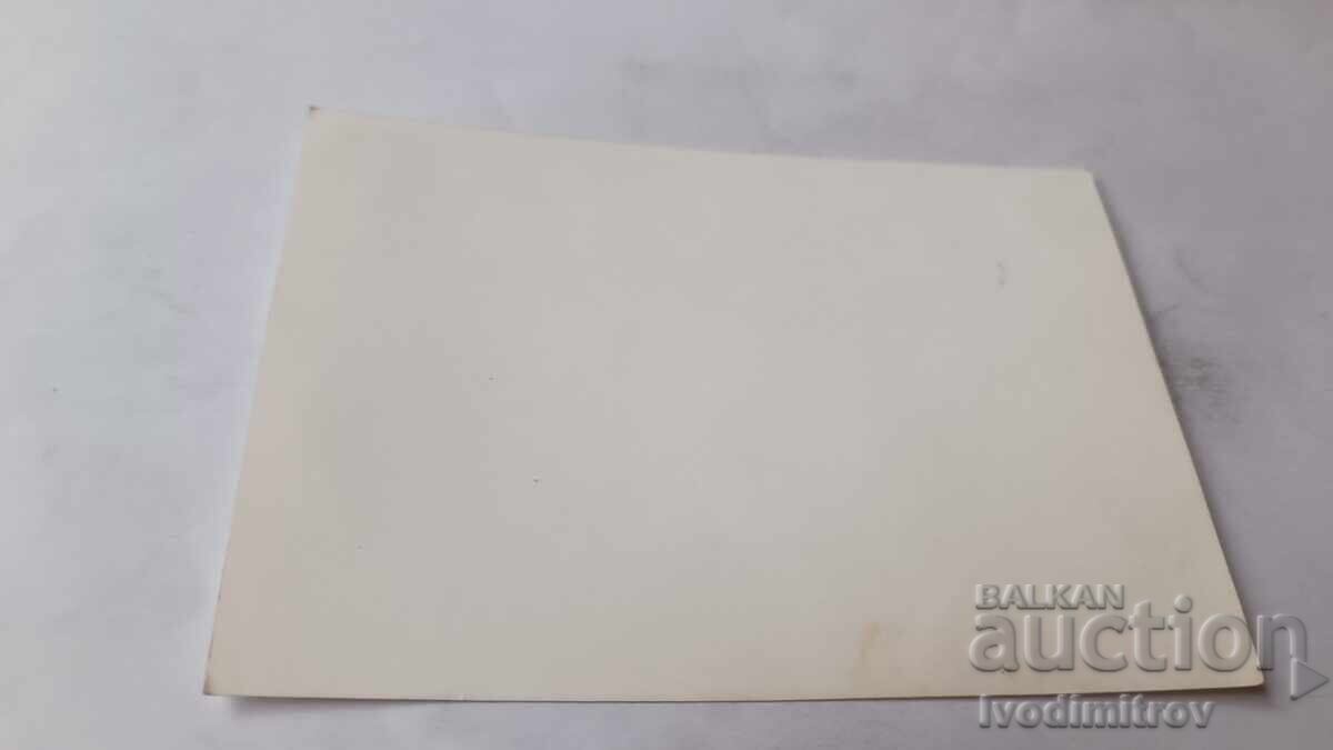 Снимка Две момчета на брега на морето с цена € 0.96 | 1.88 лв.