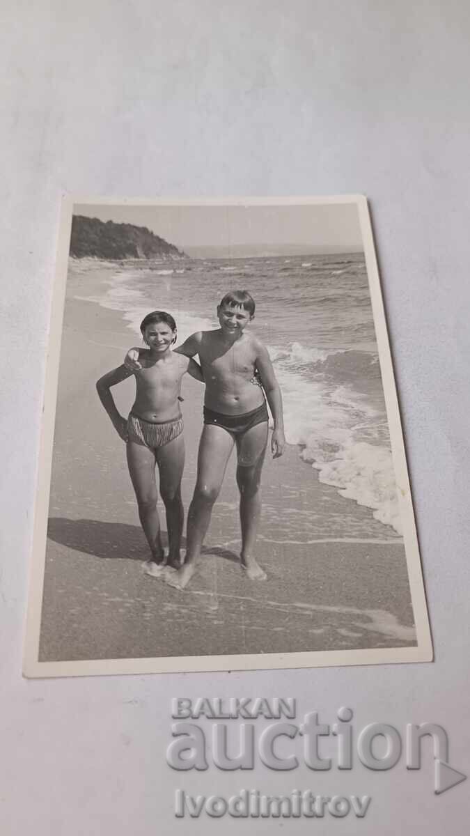 Снимка Две момчета на брега на морето