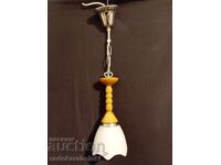 Красив полилей с бял стъклен абажур