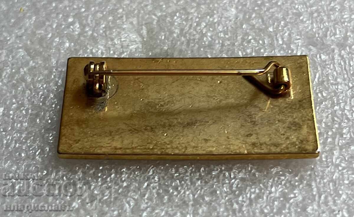 стара значка REVLON козметика Франция с цена € 7.00 | 13.69 лв.