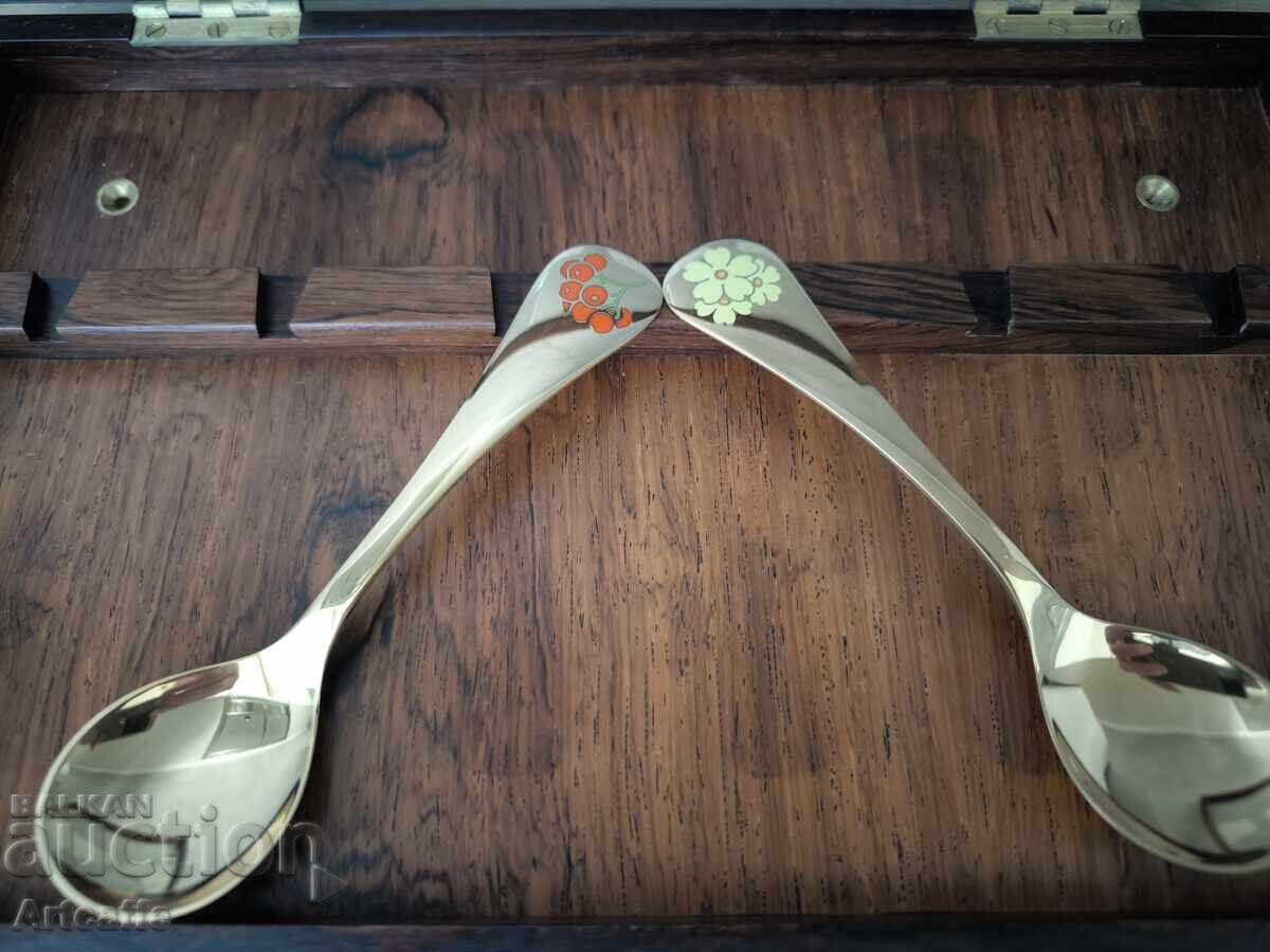 Licitație Lingurițe de argint de colecție Georg Jensen și cutie Licitație Lingurițe de argint de colecție Georg Jensen și cutie