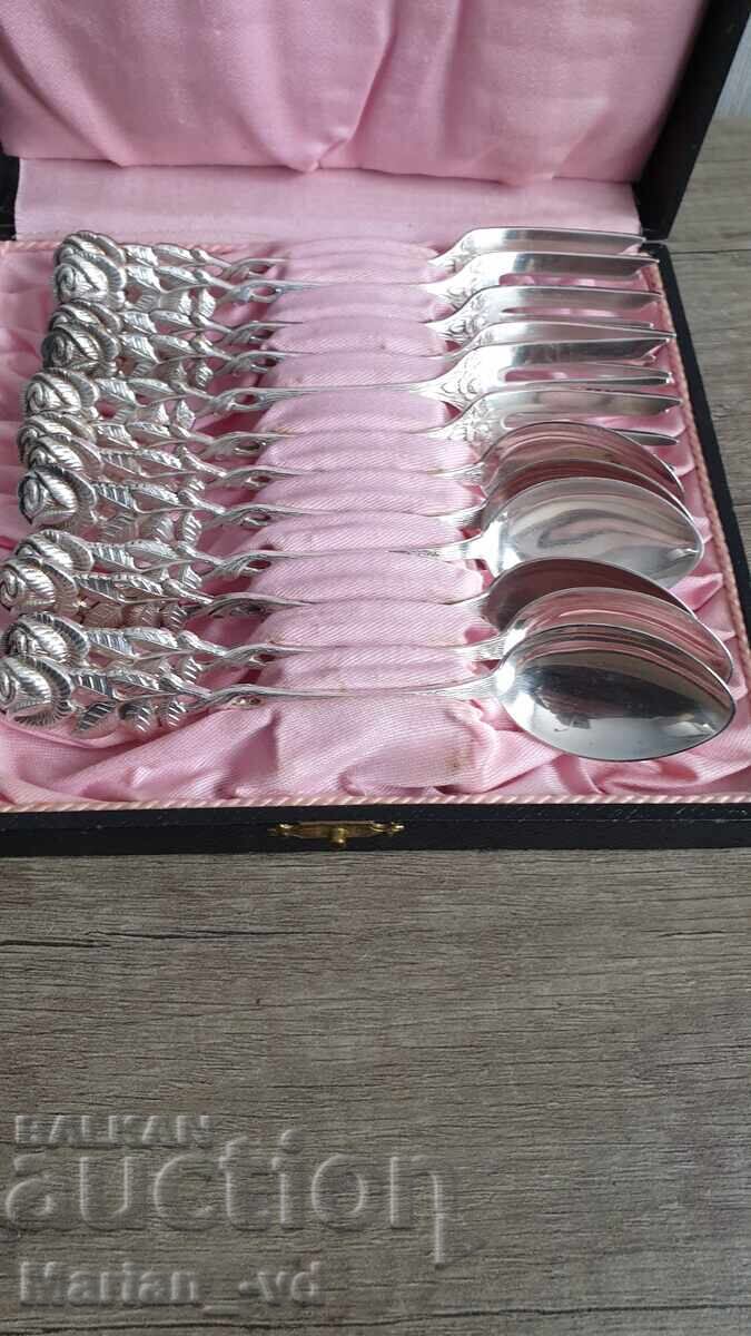 Auction  Set of silver-plated dessert forks and spoons