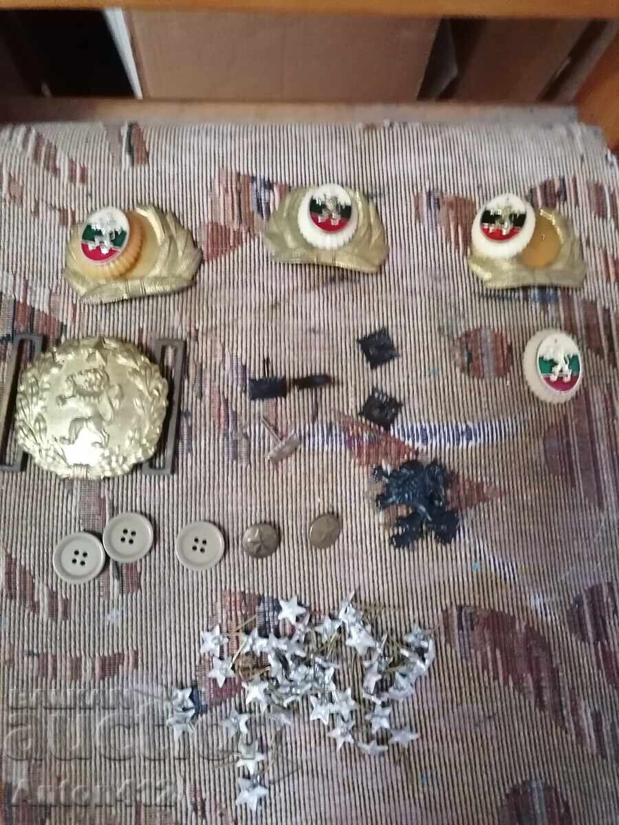 Lot de epoleți și cocarde cu preț € 6.00 | 11.73 BGN