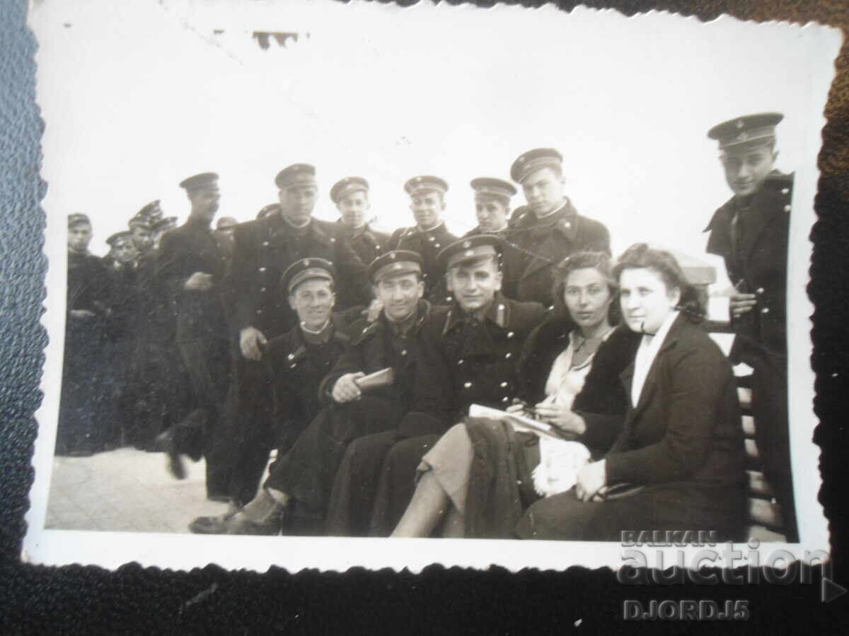 Fotografie veche, 1941, Ruse, Pe chei după ultimul examen Fotografie veche, 1941, Ruse, Pe chei după ultimul examen