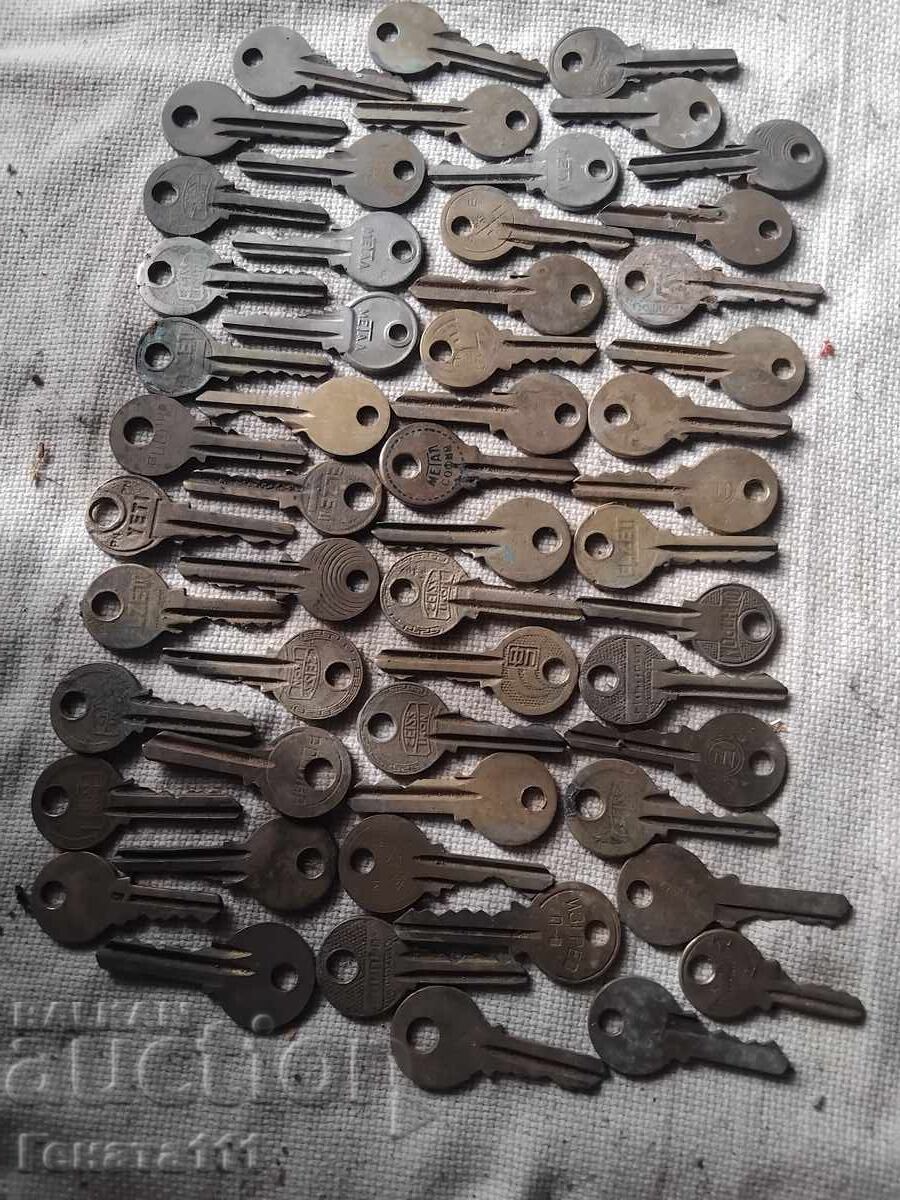 O mulțime de chei vechi din bronz