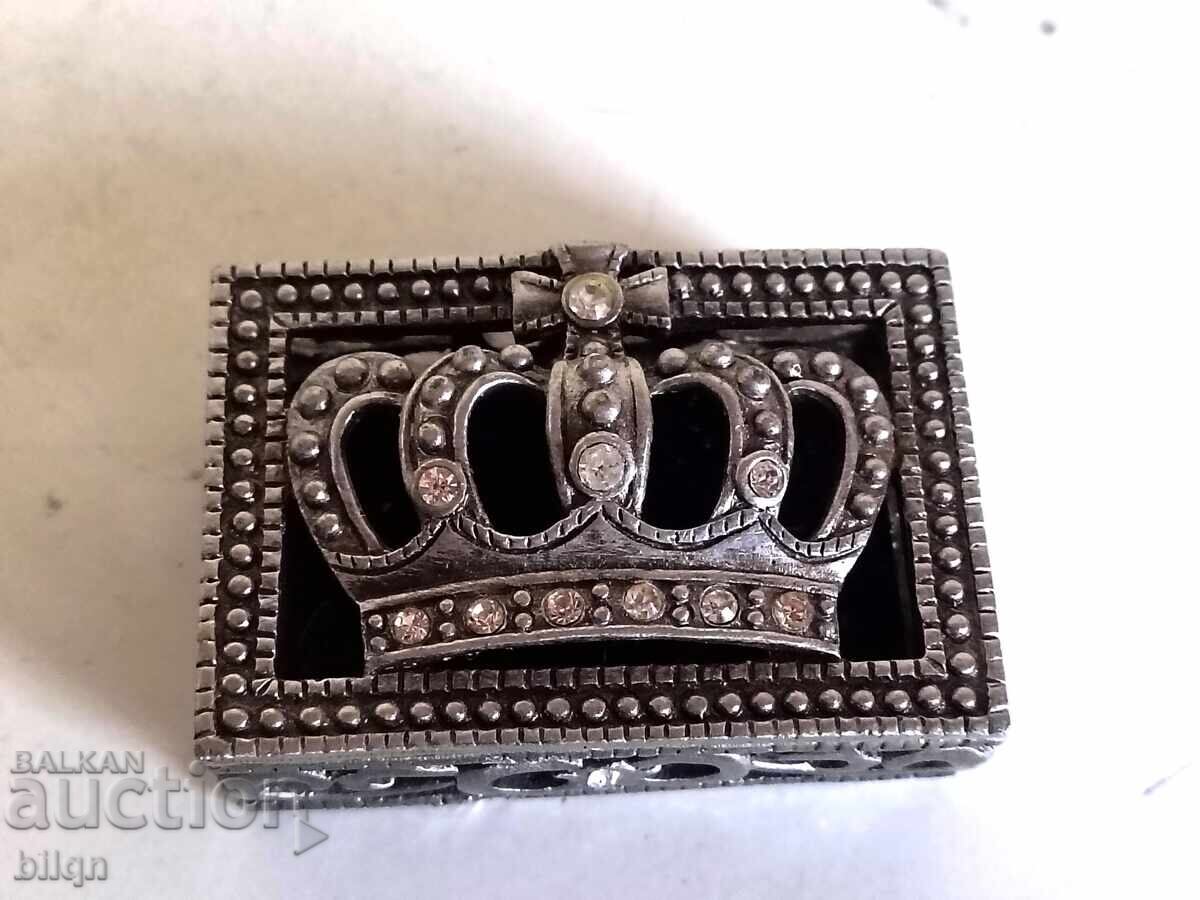 Страхотна Много Стара Кутия За Бижута,Дранкулки Със Корона с цена € 19.98 | 39.08 лв.
