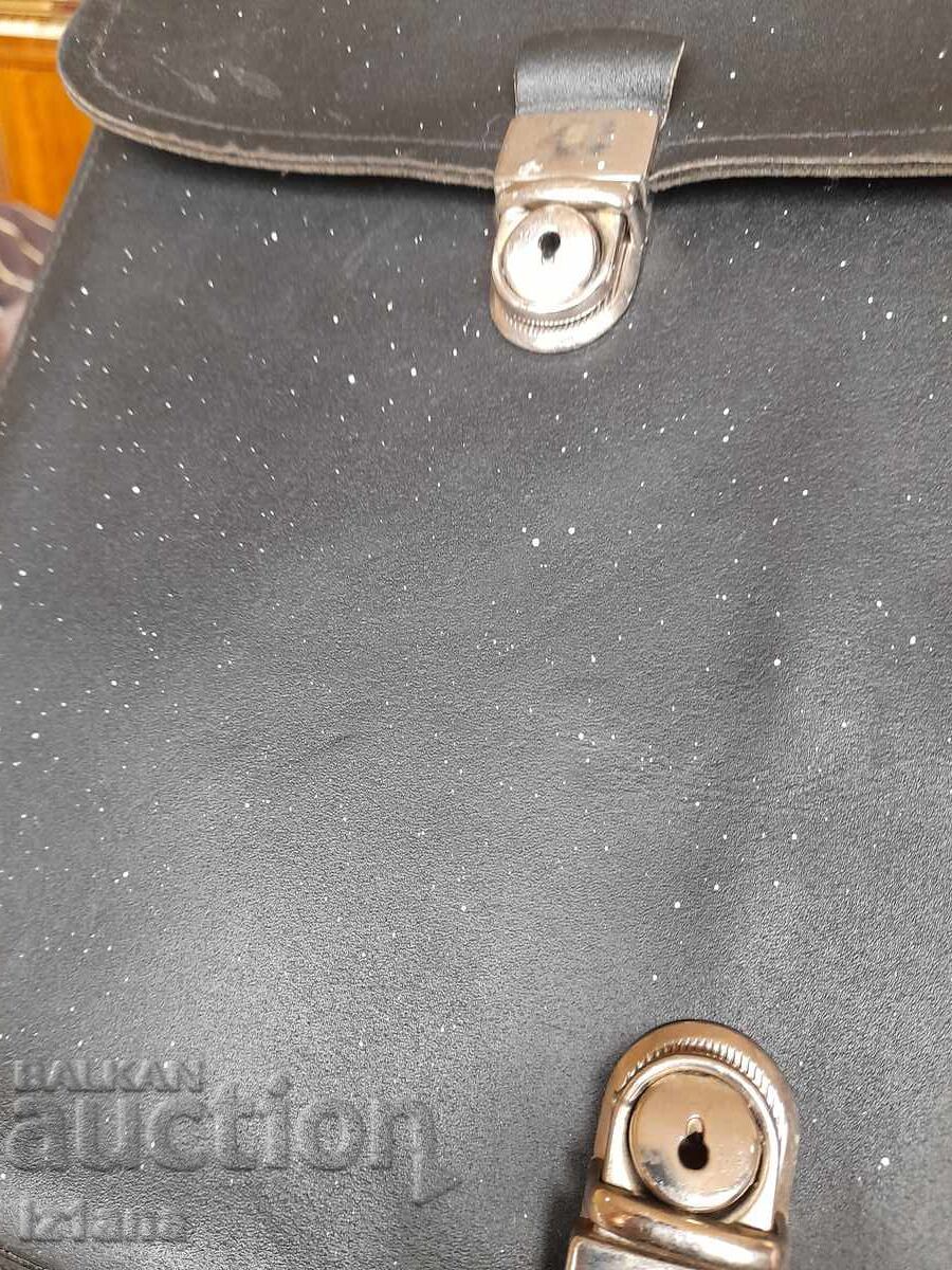 Geanta bătrânului comandant, a ofițerului cu preț € 22.00 | 43.03 BGN