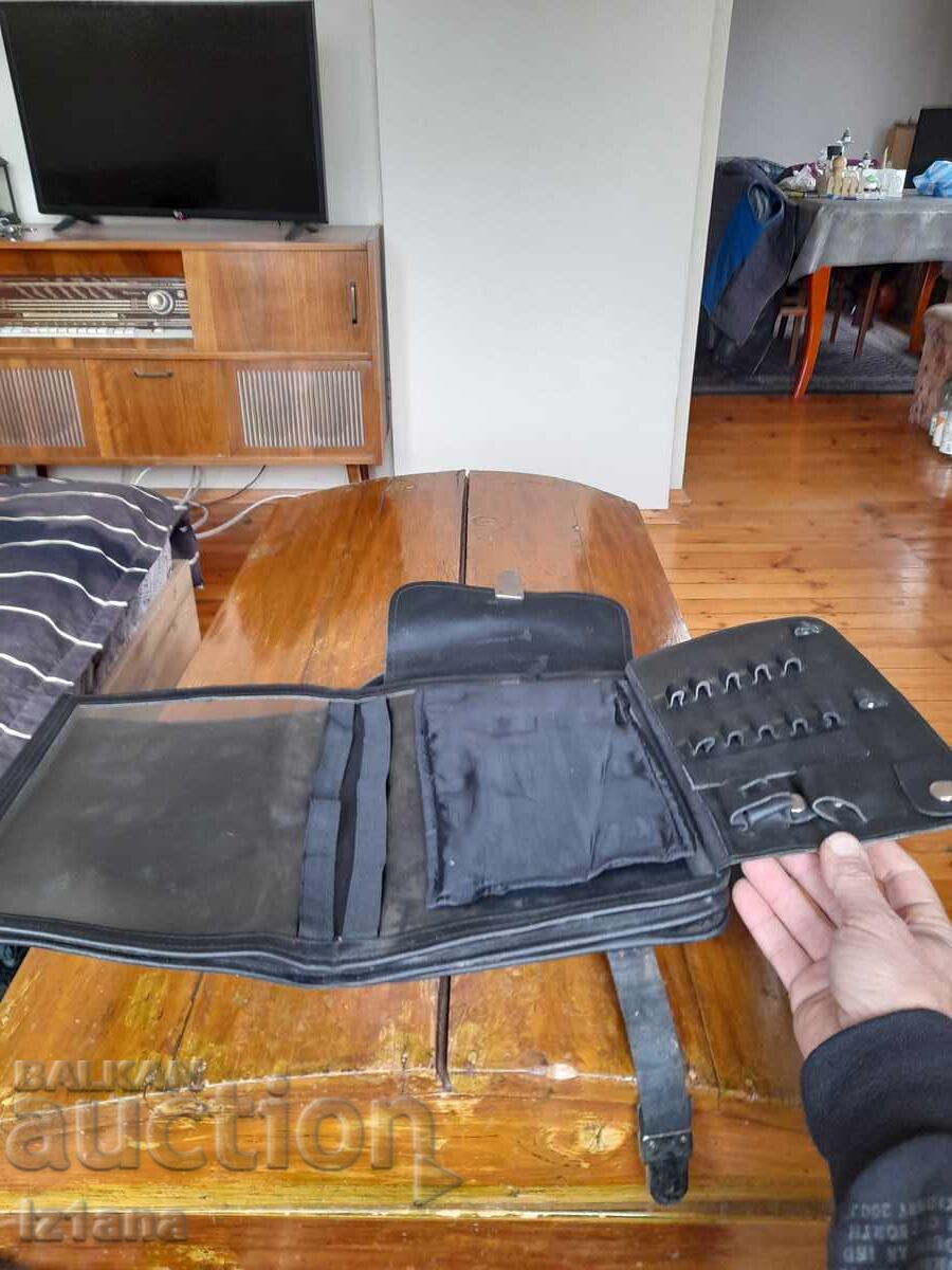 Livrarea Geanta bătrânului comandant, a ofițerului