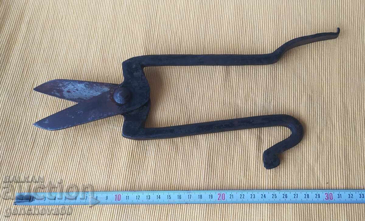 Auction  Old wrought iron shears for sheet metal
