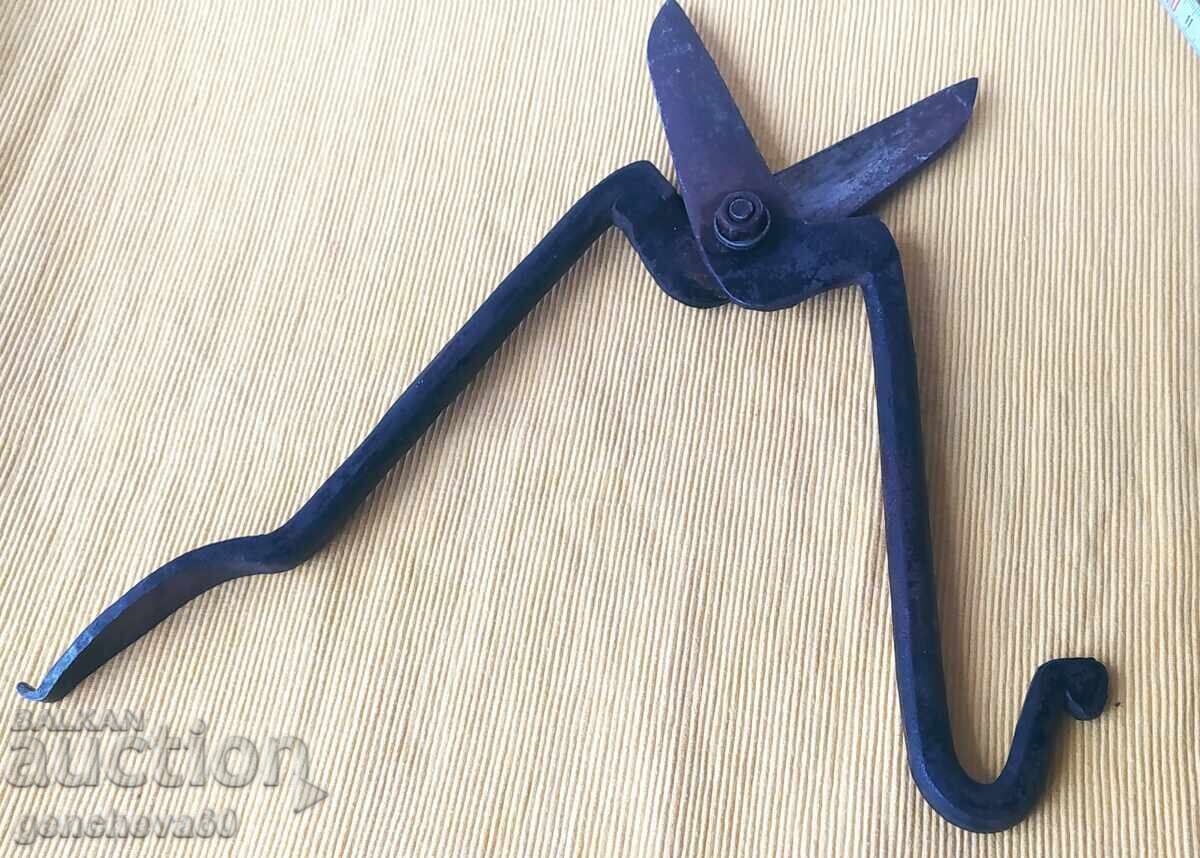 Delivery of Old wrought iron shears for sheet metal