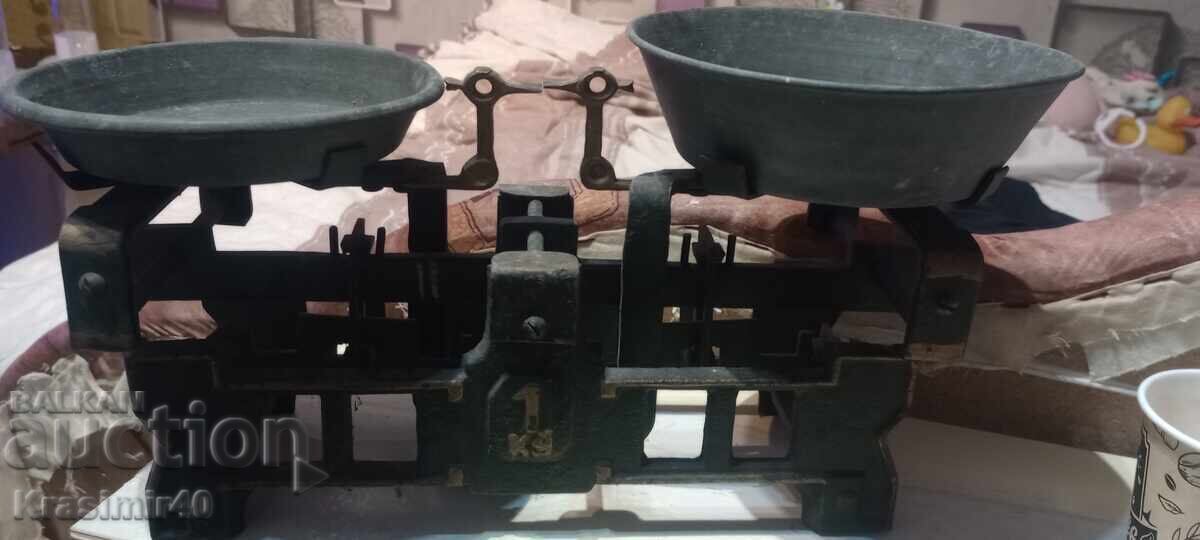 Старинна везна 1кг.