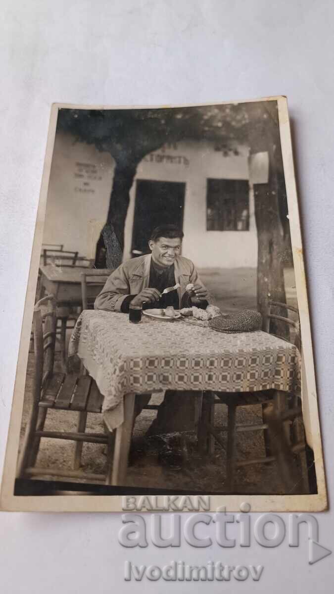 Snimka Sofia Myzh pohapvasht na masa pred krychma Snimka Sofia Myzh pohapvasht na masa pred krychma