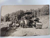 Veche fotografie regală, militari construind cale ferată cu abur