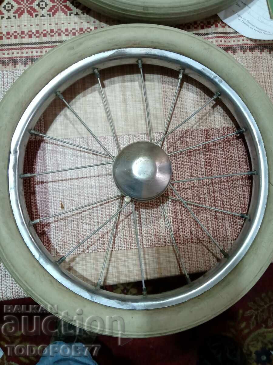 Anvelope de la cărucior vechi cu preț € 40.00 | 78.23 BGN Anvelope de la cărucior vechi cu preț € 40.00 | 78.23 BGN