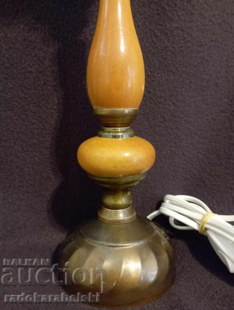 O lampă de epocă frumoasă cu abajur de sticlă albă cu preț € 19.90 | 38.92 BGN