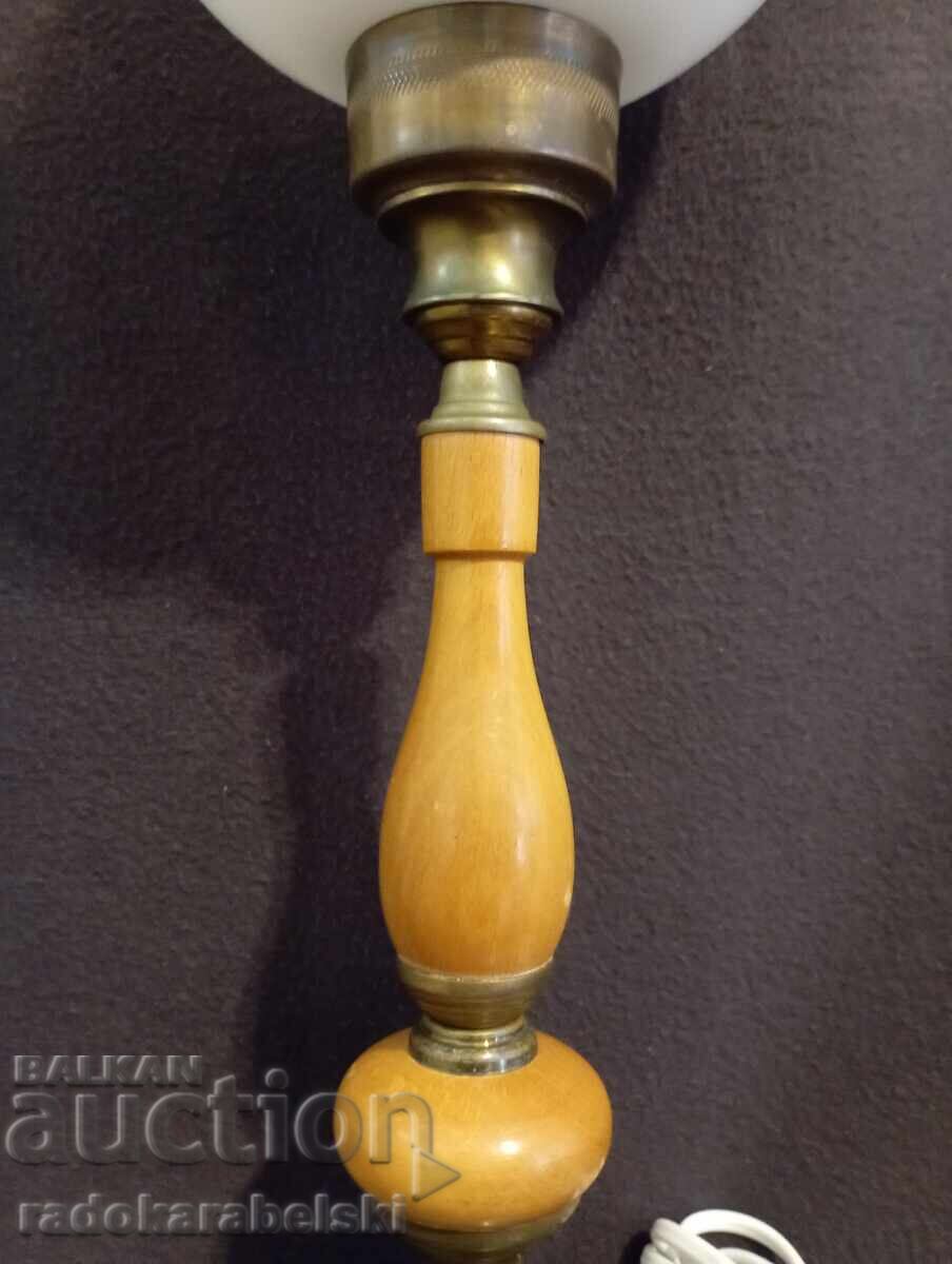 Licitație O lampă de epocă frumoasă cu abajur de sticlă albă