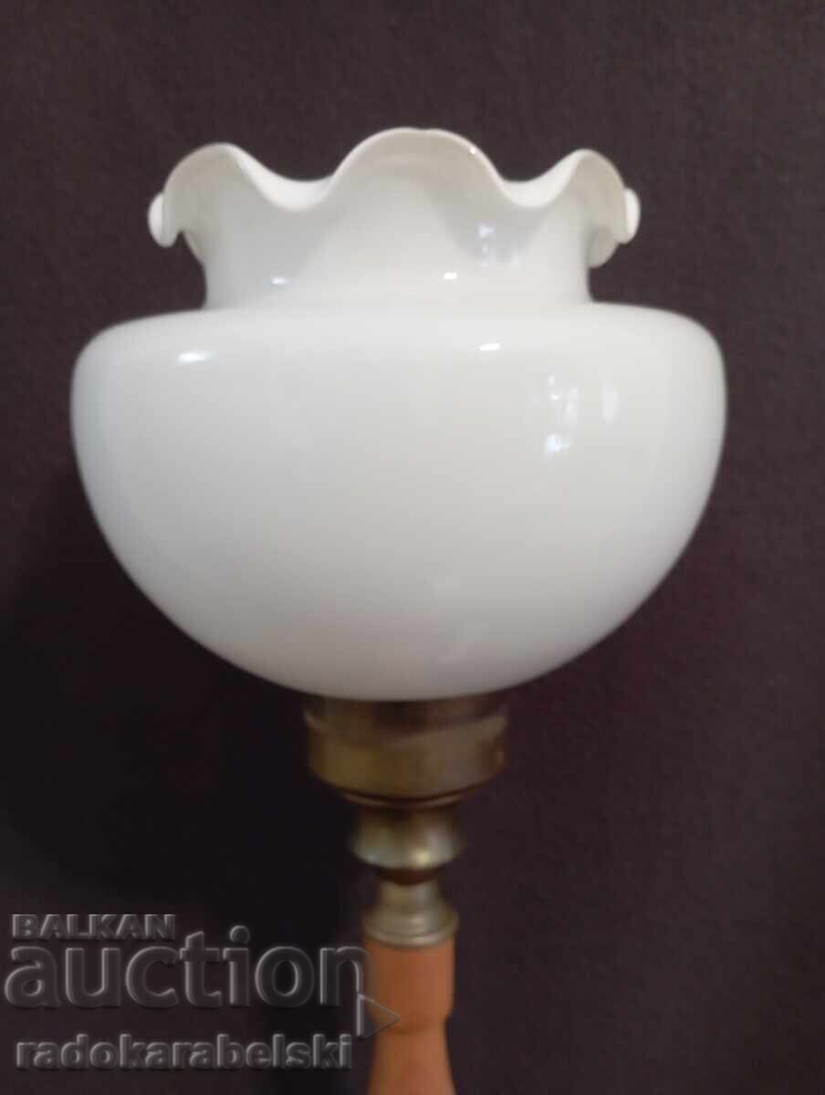 Livrarea O lampă de epocă frumoasă cu abajur de sticlă albă
