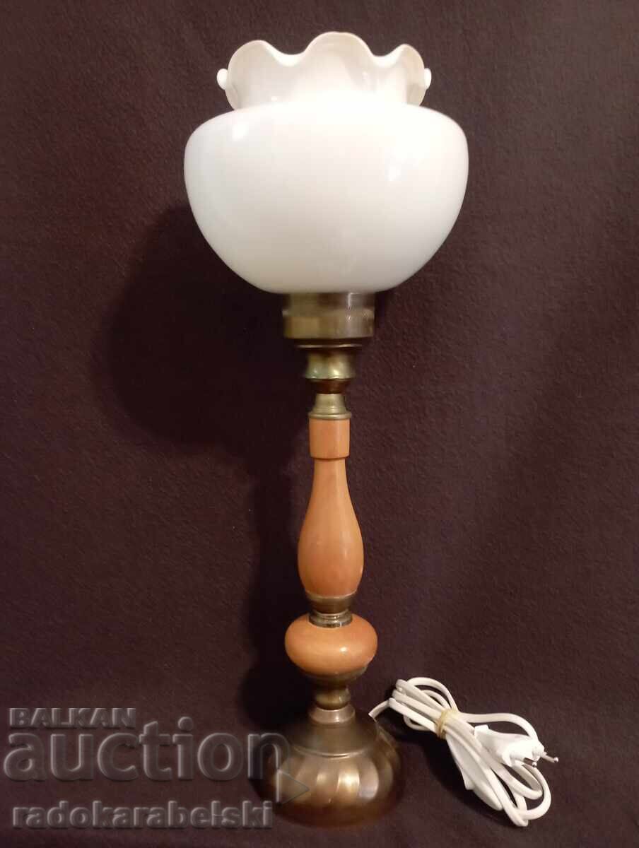 O lampă de epocă frumoasă cu abajur de sticlă albă