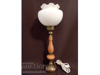 Красива старинна лампа с бял стъклен абажур