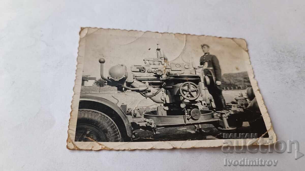 Φωτογραφία Αξιωματικού δίπλα σε ντιζελογεννήτρια