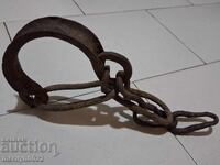 Παλιά χειροποίητα σιδερένια δεσμά, χειροπέδες, αλυσίδες, δεσμά ποδιών