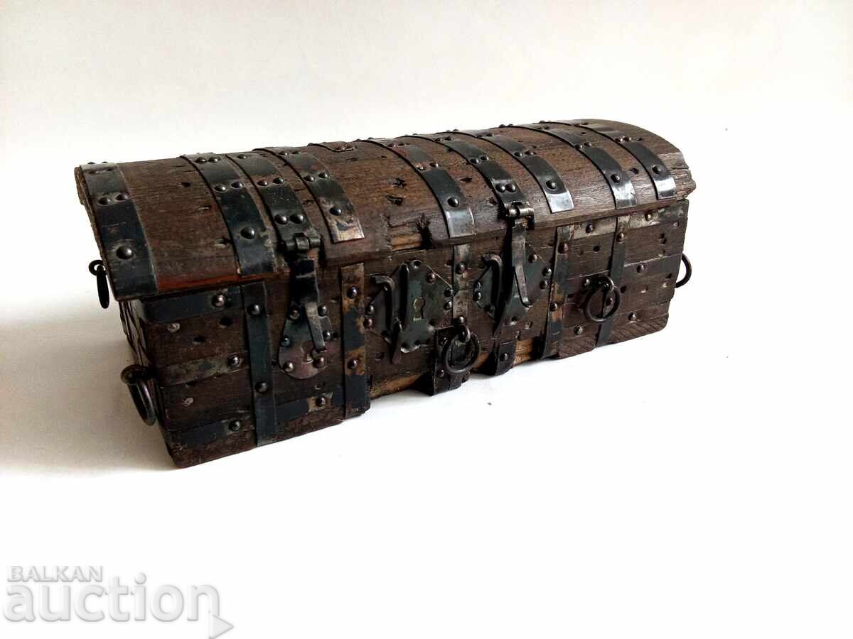 Античен мини сандък Burgo 1929 - реплика на сандъка на Ел Си с цена € 45.00 | 88.01 лв.