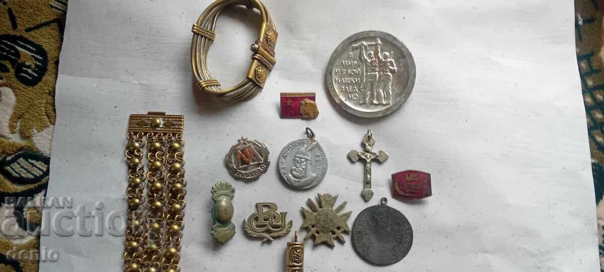 Colecție insigne vintage, plachete, ordine, brățări cu preț € 120.00 | 234.70 BGN