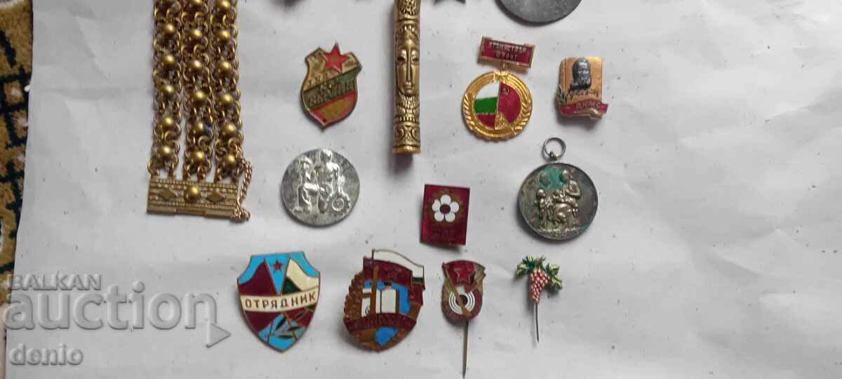 Licitație Colecție insigne vintage, plachete, ordine, brățări