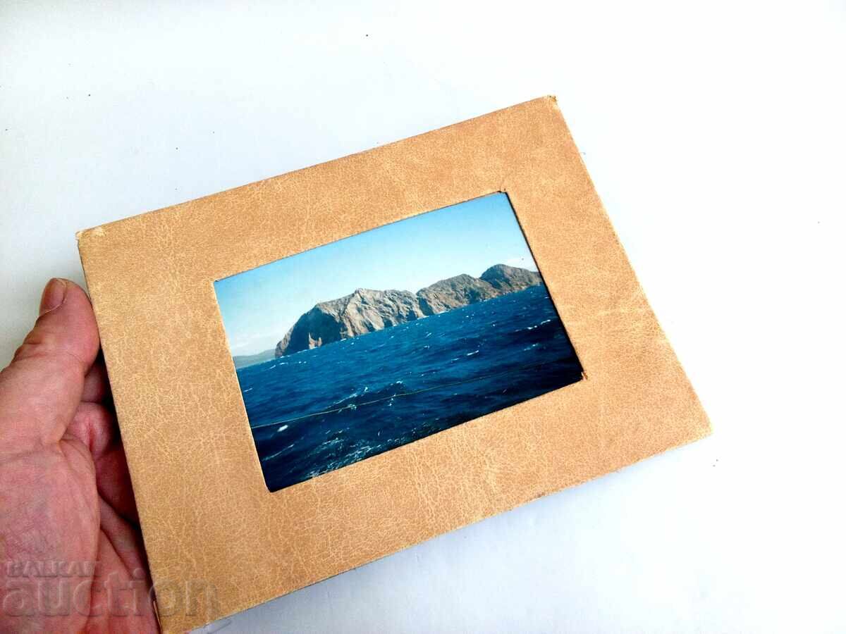 Livrarea Insulă stâncoasă în largul mării