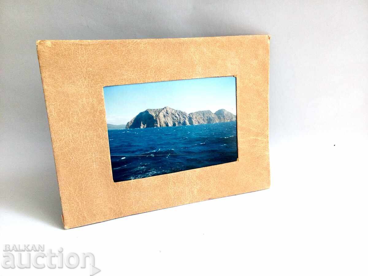 Insulă stâncoasă în largul mării