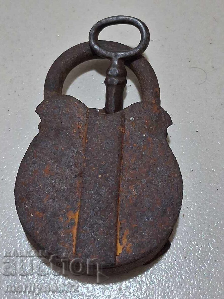 Lacăt german vechi cu cheie, lacăt, zăvor, valiză cu preț € 34.50 | 67.48 BGN