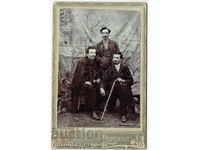 1905 OLD PHOTO CARD OF THREE GENTLEMEN IN A STUDIO E972