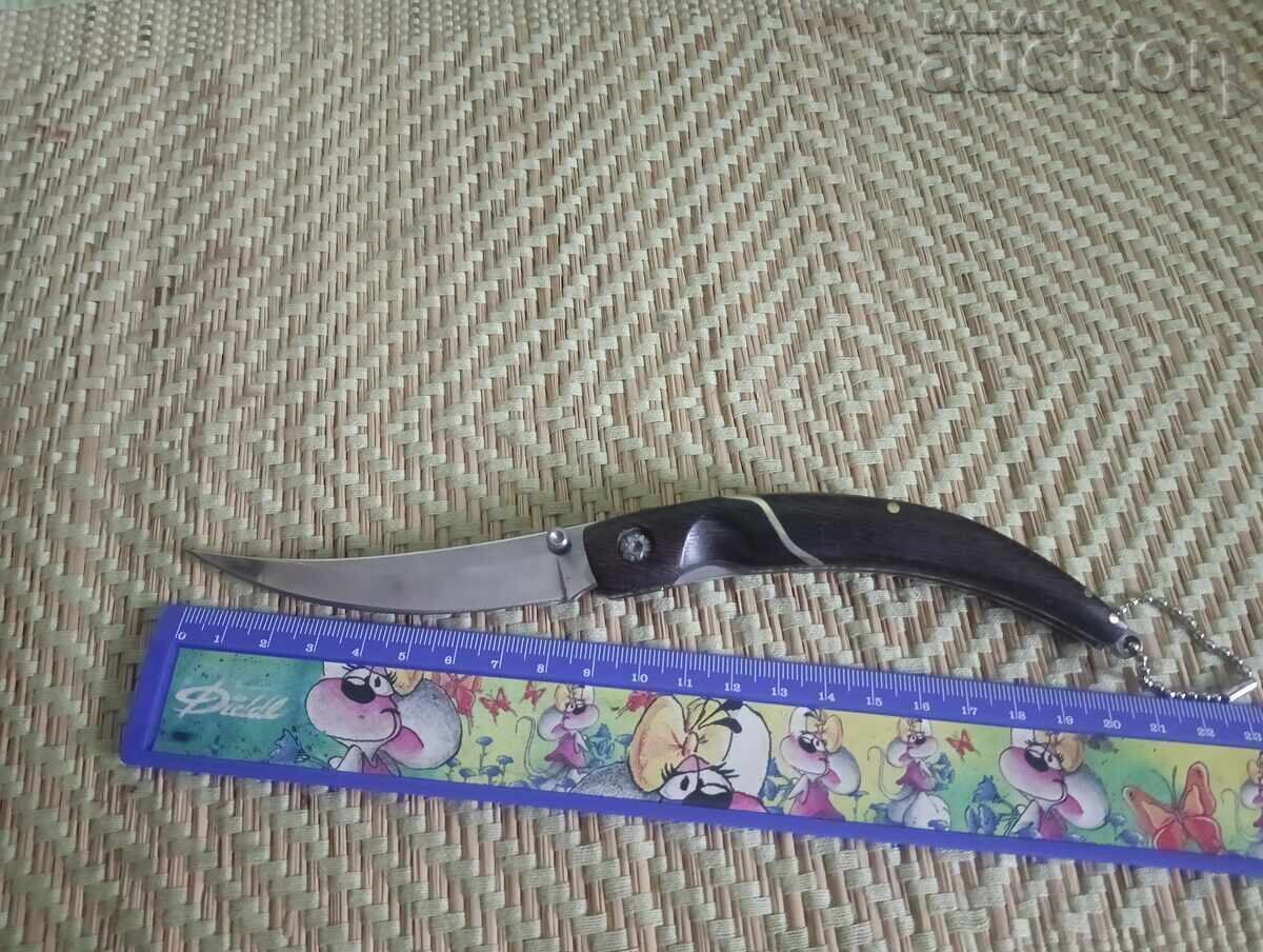 Елегантен сгъваем нож с извито острие и ергономична дръжка с цена € 5.00 | 9.78 лв. Елегантен сгъваем нож с извито острие и ергономична дръжка с цена € 5.00 | 9.78 лв.