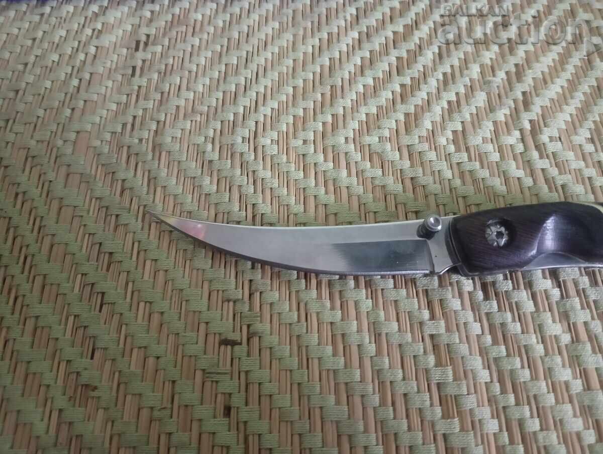 Аукцион Елегантен сгъваем нож с извито острие и ергономична дръжка Аукцион Елегантен сгъваем нож с извито острие и ергономична дръжка